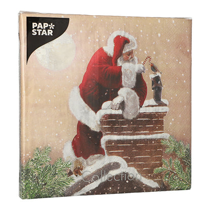 PAPSTAR 20 Servietten, 40x40 cm, 3-lagig, mit Weihnachtsmotiv: Weihnachtsmann steckt Zuckerstange in einen Strumpf auf schneebedecktem Schornstein, Tannenzweige und Mond im Hintergrund. PAPSTAR GmbH Branding oben Links.