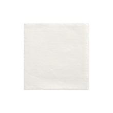 Eine einzelne PAPSTAR Servietten 1/4-Falz, 24x24 cm, weiß aus der "DAILY Collection" (PAPSTAR GmbH) liegt flach auf einem weißen Untergrund und wird von oben betrachtet.