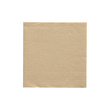Die unifarbene, quadratische Serviette "PAPSTAR Servietten 1/4-Falz, 24x24 cm sand" aus der DAILY Collection (20 Stück) der PAPSTAR GmbH steht mittig auf weißem Grund und zeigt ein dezentes, strukturiertes Muster ohne sichtbares Design oder Logo.