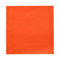 Eine quadratische Serviette der PAPSTAR GmbH aus der „DAILY Collection“ (32 x 32 cm, 1/4-Falz, orange, 50 Stück) präsentiert sich auf weißem Untergrund und überzeugt durch ihr hochwertiges Strukturdesign.