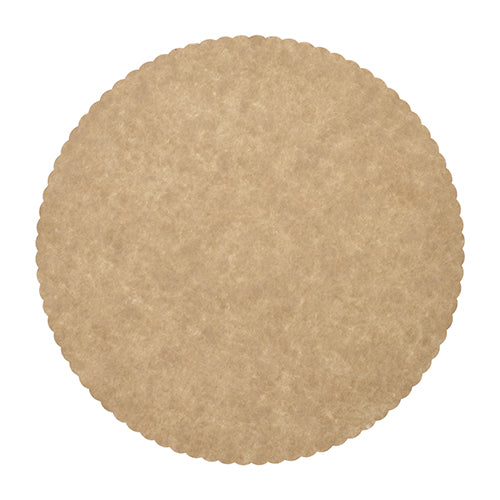 The PAPSTAR 100 cake boards, cardboard "pure" round from PAPSTAR GmbH are round, light brown paper doilies with wavy edges and a subtle structure – ideal for use as a cake board in gastronomy. The top view on a white background testifies to high-quality craftsmanship.