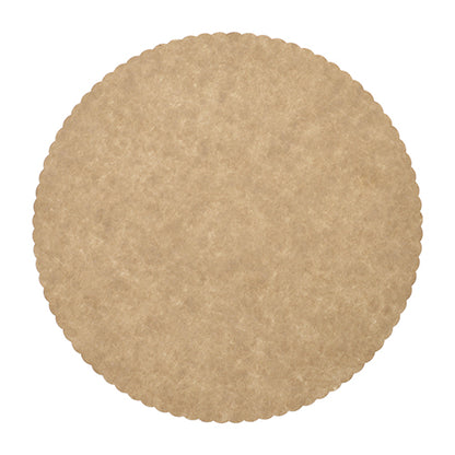 The PAPSTAR 100 cake boards, cardboard "pure" round from PAPSTAR GmbH are round, light brown paper doilies with wavy edges and a subtle structure – ideal for use as a cake board in gastronomy. The top view on a white background testifies to high-quality craftsmanship.