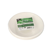 Ein Stapel aus zwölf PAPSTAR 12 Schalen, Zuckerrohr „pure“ von der PAPSTAR GmbH, weiße, runde, umweltfreundliche Einwegteller, in Plastik eingewickelt mit einem grün-weißen Etikett mit Produktdetails sowie Symbolen für Recycling und Kompostierbarkeit (biologisch abbaubar).