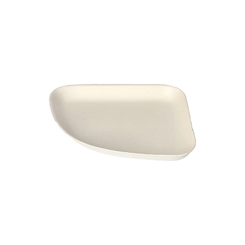 Auf schlichtem, weißem Untergrund präsentiert sich ein weißer, flacher PAPSTAR Teller „Belle Vie, Ligne Carrée“ (13x13x1,3cm), hergestellt aus umweltfreundlichem Zuckerrohr; Packung mit 24 Stück von der PAPSTAR GmbH.