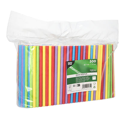 A transparent plastic bag contains 500 PAPSTAR 15 cm cocktail straws made of paper (Ø 7 mm) in red, yellow, blue, and green. The front of the PAPSTAR GmbH product has a green-white label with information about sustainable paper straws.