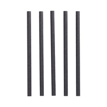 Fünf schwarze zylindrische PAPSTAR 100 Shake-Halme Papier Ø 10 mm · 21 cm der PAPSTAR GmbH stehen senkrecht in einer Reihe vor weißem Hintergrund – ideal für umweltbewusste Gastgeber.