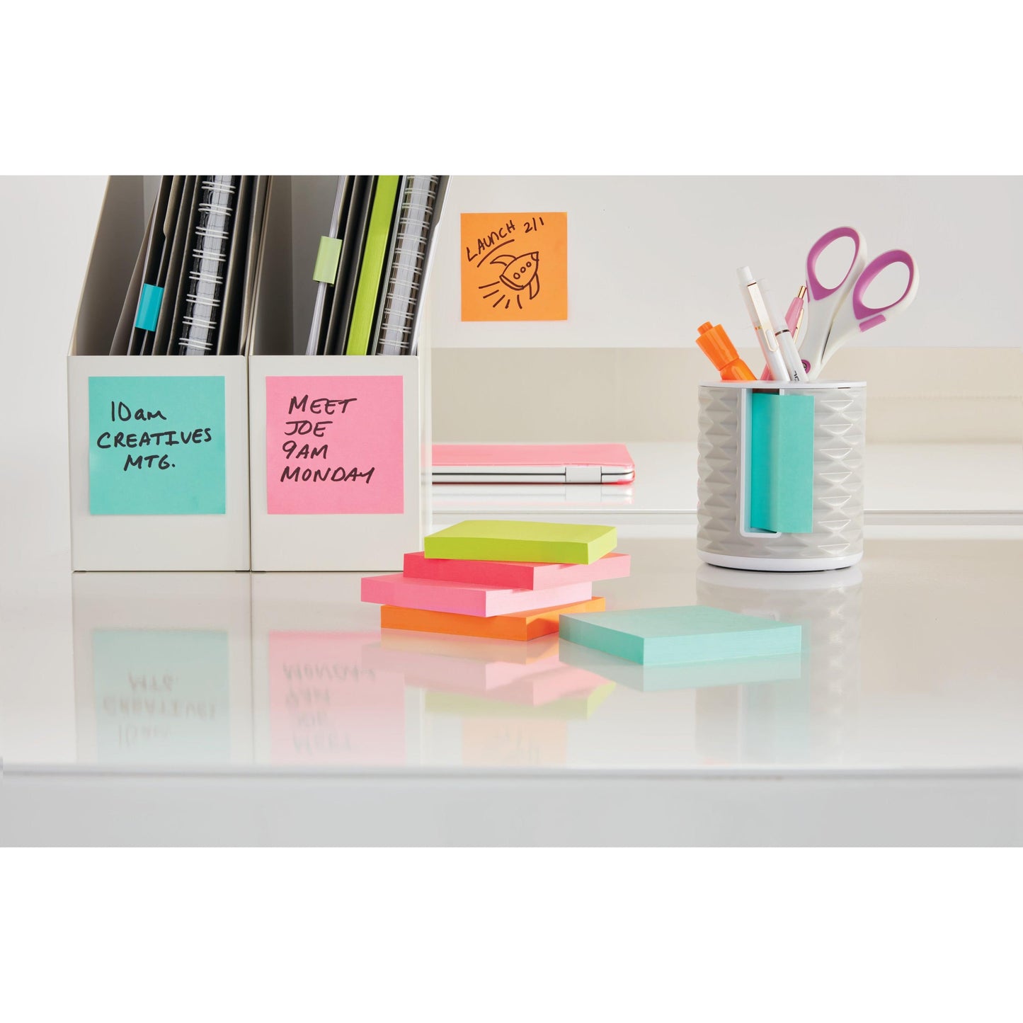 A tidy desk with colorful Post-it® Notes Energetic Collection (38x51mm, 100 sheets/block, 12 blocks, PEFC), along with pens and organizers from 3M Deutschland GmbH - ideal for office organization and new ideas.