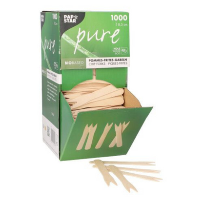 A partially opened box with the inscription "PAPSTAR 'pure'" and 1000 biodegradable fry forks made of birch wood shows several wooden fry forks at the front. The packaging emphasizes the product's eco-friendliness by highlighting both the "Pap Star" print and the "Biobased" properties.