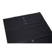 Ein großer, flacher DEISS 95007 schwarzer Müllsackbogen der EMIL DEISS KG (570+400x1150x0,1 mm) zeigt Recycling- und Kunststoff-ID-Symbole mit der Zahl 65 in weiß - ideal für die Abfallentsorgung auf einem schlichten weißen Hintergrund. Der Karton enthält 120 Säcke.