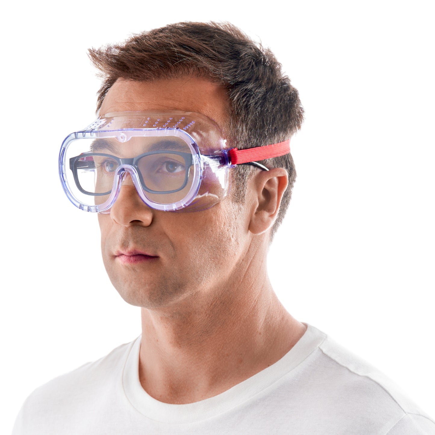 Ein Mann mit kurzen braunen Haaren und Brille trägt eine 3M™ Classic Schutzbrille 4700, direkt belüftet, Klarsichtscheibe von 3M Deutschland GmbH über einem weißen T-Shirt und blickt nach vorne vor einem weißen Hintergrund für optimalen Augenschutz.