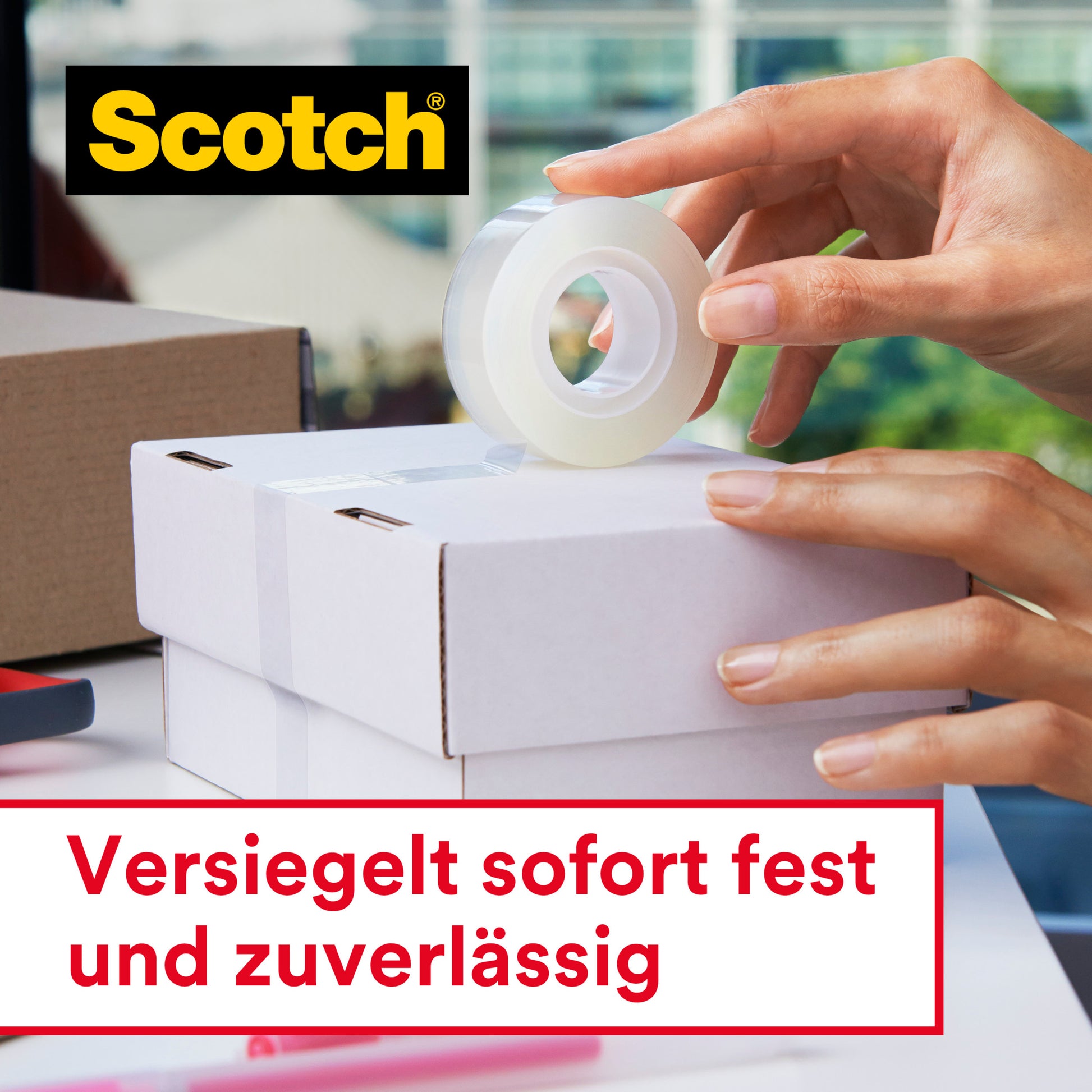 Eine Person verschließt einen weißen Karton mit Scotch® Crystal Klebeband von 3M Deutschland GmbH (19 mm x 25 m). Das durchsichtige Band zeigt das Scotch-Logo und den deutschen Text: "Verschließt sofort, stark und zuverlässig." Eine Rolle pro Packung.