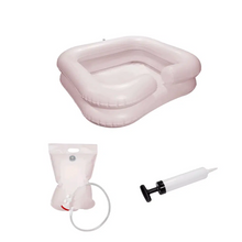 Der Auslaufartikel: AMPri Waschbecken mit Duschvorrichtung und Pumpe, aufblasbar von AMPri Handelsgesellschaft mbH mit Handpumpe und Wasserbeutel wird für Haarwäsche im Liegen auf weißem Hintergrund präsentiert.