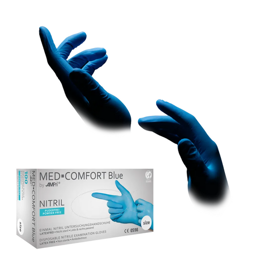 Ein Bild zeigt Hände, die ein Paar blaue Nitril-Untersuchungshandschuhe tragen, die als „Nitrilhandschuhe“ gekennzeichnet sind. Unter den Handschuhen befindet sich eine Schachtel mit der Aufschrift „AMPri MED-COMFORT BLUE“, die puderfreie Einweghandschuhe enthält. Auf der Schachtel sind Details wie Größe, Hersteller (AMPri Handelsgesellschaft mbH) und Produkttyp angegeben.