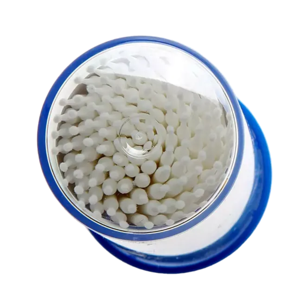 The top view shows a transparent container filled with white AMPri MED-COMFORT disposable micro applicators from AMPri Handelsgesellschaft mbH, with a blue base. The applicators are spirally arranged and precisely placed, ideal for precise work.