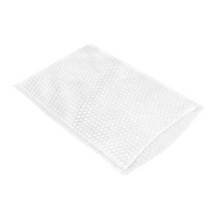 Der AMPri MED-COMFORT Einweg-Waschhandschuh ist ein rechteckiger weißer Netzschwamm mit Wabenmuster auf schlichtem weißem Hintergrund. Er wurde von der AMPri Handelsgesellschaft mbH für hygienische Anwendungen entworfen und hat ein doppellagiges Design und sichtbare Randnähte.