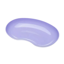 The image shows an empty, kidney-shaped AMPri MED-COMFORT plastic kidney dish 24 cm 600 ml in glossy light purple. This medical device from AMPri Handelsgesellschaft mbH is characterized by a curved design with smooth edges.