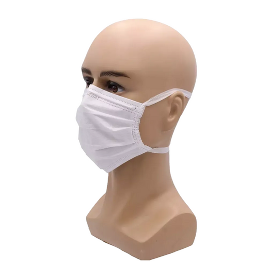 Eine Kopfpuppe trägt eine weiße AMPri MED-COMFORT OP Maske zum Binden Typ IIR der AMPri Handelsgesellschaft mbH, die Nase und Mund bedeckt. Die medizinische Maske wird mit Gummibändern um die Ohren befestigt. Die Puppe ist kahl und hat realistische Gesichtszüge. Der Hintergrund ist weiß.