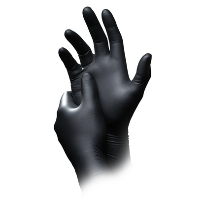 Ein Paar Hände mit schwarzen Latexhandschuhen, wobei eine Hand den Handschuh über die andere zieht, isoliert auf einem weißen Hintergrund, hebt die antistatischen Nitril-Chemikalienschutzhandschuhe AMPri SolidSafety Chem Ex der AMPri Handelsgesellschaft mbH hervor, perfekt für präzise Handhabung.