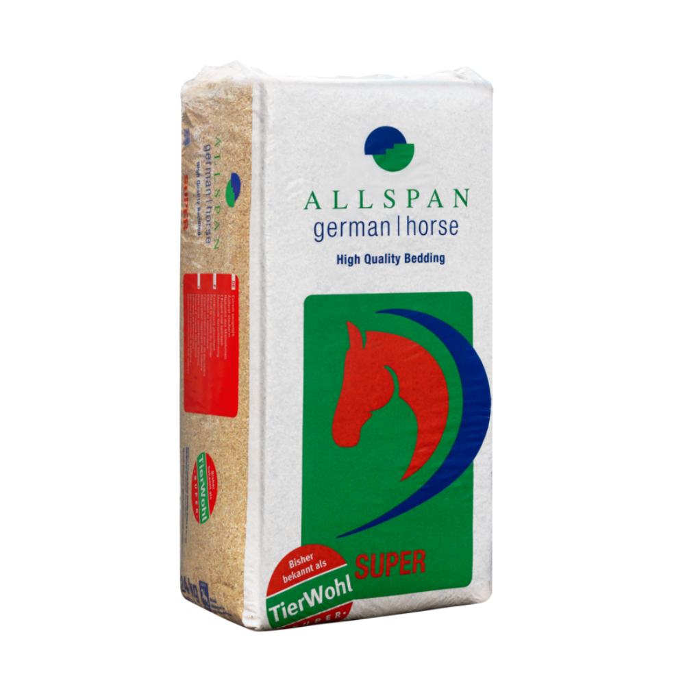 Ein weißer, rechteckiger Sack Pferdestreu von „Allspan German Horse“ zeigt eine rote Pferdekopfsilhouette und Text in Grün, Rot und Blau. Bekannt als Allspan German Horse Super Weichholzgranulat, sorgt dieses Produkt für erstklassige Hygiene und mit dem „TierWohl“-Logo für außergewöhnlichen Komfort.