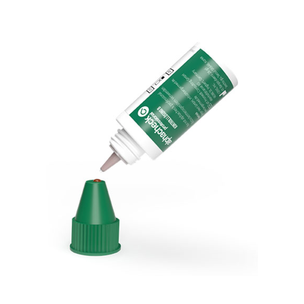 Eine Tube mit Augentropfen mit grünem Deckel, weißem Text und grünem Etikett ist ohne Deckel abgebildet. Die Tube ist verkehrt herum und leicht nach rechts geneigt, sodass die Tropferspitze sichtbar ist. Die ähnliche Ästhetik passt gut zu Produkten wie Aalphacheck Professional Kontrolllösung A+ B | Packung (2 Flaschen) von Berger Med GmbH.