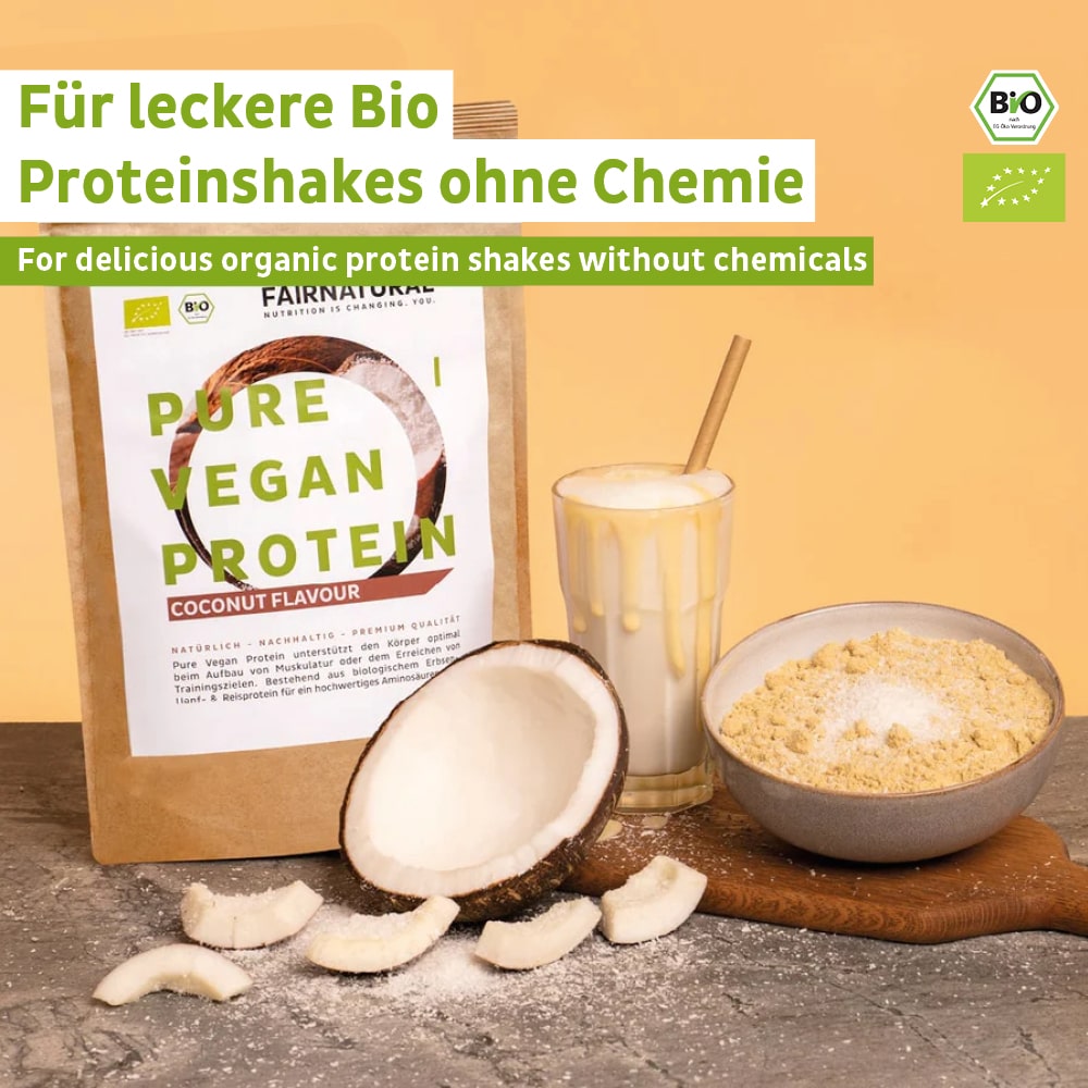 Eine Packung Fairnatural® Bio Veganes Proteinpulver Kokos ohne Soja, ein Glas veganer Proteinshake, ein Messlöffel Pulver und Kokosnussstücke sind auf einer hellen Fläche angeordnet. Das Etikett hebt Bio-Protein hervor, perfekt für Muskelaufbau oder Diät.