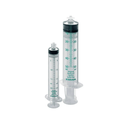 On a white background, two transparent B. Braun Original-Perfusor® syringes made of plastic with a Luer-lock fitting are depicted. The 50 ml and 20 ml syringes made of robust polypropylene with measurement indicators bear the brand of B. Braun Deutschland GmbH & Co. KG.