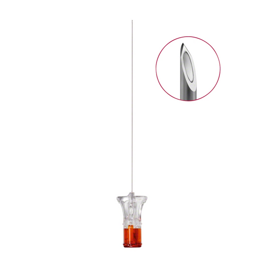 Eine Spinocan®-Nadel der B. Braun Melsungen AG mit orangefarbener Nadel und Schutzkappe, vertikal vor weißem Hintergrund dargestellt. Eine Nahaufnahme zeigt die Nadelspitze im Detail.