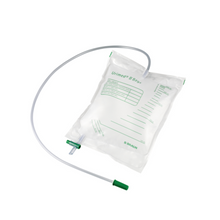 A transparent B. Braun Urimed B'Bags urine bag with measurement markings and a long flexible tube with green connectors at both ends. With the inscription "Urimed," it is ideal for use in care facilities and has a milliliter capacity scale printed on its surface. This product is manufactured by B. Braun Deutschland GmbH & Co. KG and sold in individual units.