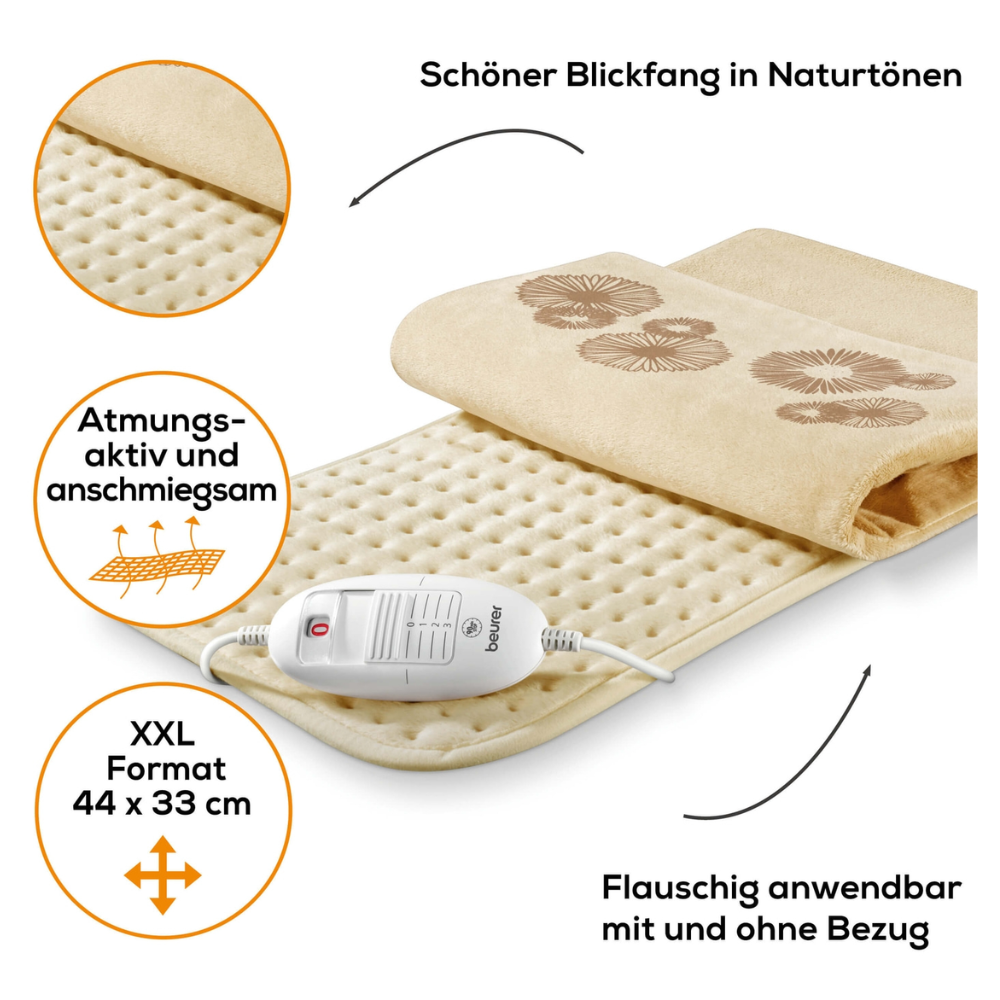 An illustration of the Beurer HK 45 heating pad Cosy from Beurer GmbH with a beige floral design and a connected remote control. The XXL heating pad measures 44 x 33 cm, is made of breathable material, and can be used with or without a cover. It is also certified according to OEKO-TEX® Standard 100 and is therefore safe. Around the pad is German text with detailed information about the features.