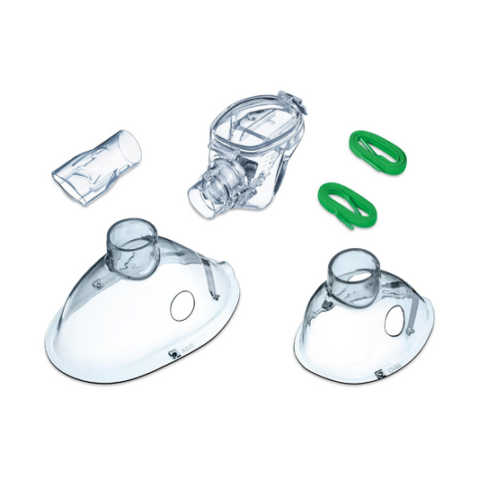 Ein Set aus durchsichtigen Atemschutzmasken aus Kunststoff, bestehend aus einer Vollmaske, zwei kleineren Masken, einem Mundstück und zwei grünen Gummibändern, kompatibel mit dem Beurer Yearpack für den Inhalator IH 40 & IH 55 der Beurer GmbH. Die Komponenten sind auf weißem Hintergrund angeordnet.