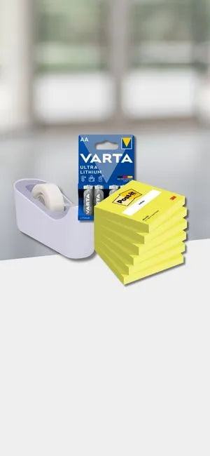 Bürobedarf mit Klebebandabroller, VARTA AA Lithium-Batterien und gelben Haftnotizen auf hellem Hintergrund.
