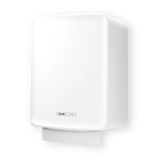 Eine weiße, an der Wand montierte CWS PureLine Paperroll NT Hybrid von CWS, mit einem unten teilweise sichtbaren Papierhandtuch und einem kleinen rechteckigen Etikett auf der Vorderseite.