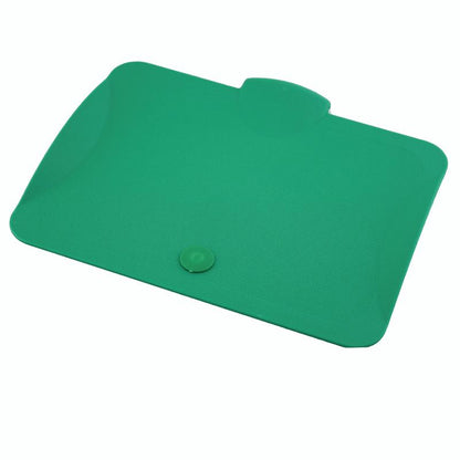 The TASKI lid for 7-liter buckets from Diversey Deutschland GmbH & Co. OHG is suitable for 7- and 12-liter buckets. It has a flat, green plastic design with rounded corners, a raised knob on the edge, and a semicircular tab on top.