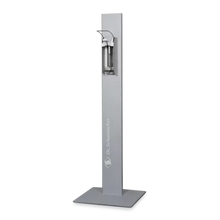 Der Dr. Schumacher Desipoint | Stück (1 Stück) der Dr. Schumacher GmbH ist ein hoher, rechteckiger Handdesinfektionsmittelspender mit Metallic-Finish auf einem flachen, quadratischen Sockel, ideal für hygienische Desinfektionsmittel und Oberflächenreinigung auf einem schlichten weißen Untergrund.