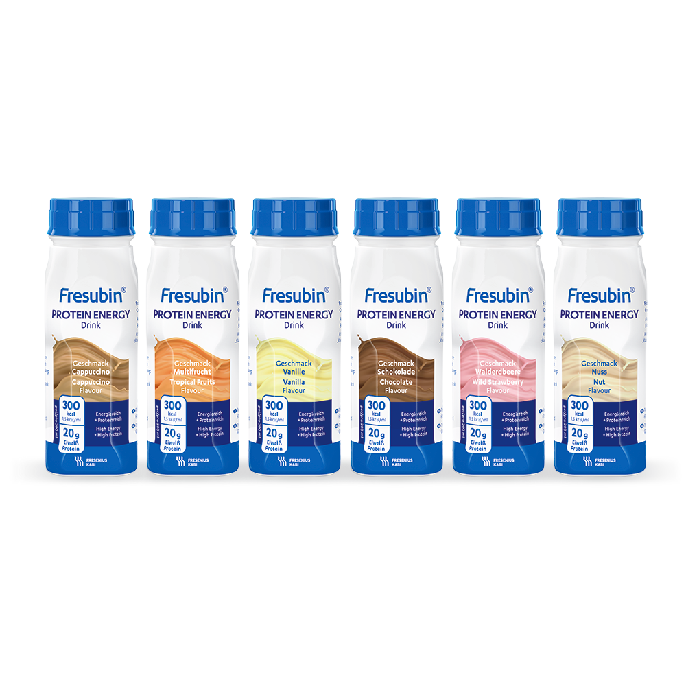 Six bottles of Fresubin Protein Energy Drink mixed carton 200 ml from Fresenius Kabi Deutschland GmbH, each with a blue cap and different flavors (Cappuccino, Strawberry, Vanilla, Chocolate, Neutral), are arranged side by side in a 6-pack carton.