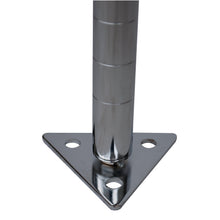 Nahaufnahme der Novocal Fußplatte - perfekt für die sichere Befestigung von Standregalen auf dem Boden. Das Bild zeigt Detailansichten der dreieckigen Basis mit drei Löchern, die als Einzelpackung (1 Stück) von Novocal geliefert wird.