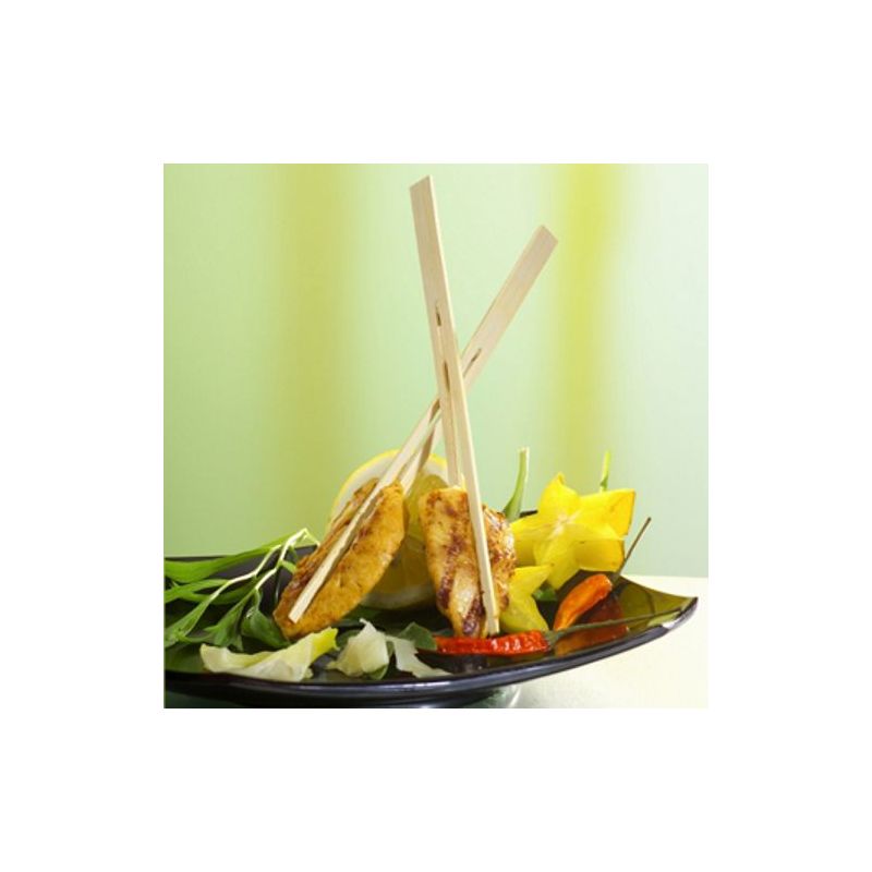 On a black plate with grilled chicken, various vegetables, and greens, two PAPSTAR 250 Fingerfood - Skewers "pure" from PAPSTAR GmbH stand upright in the center. Two wooden chopsticks accentuate the dish against a light green background.