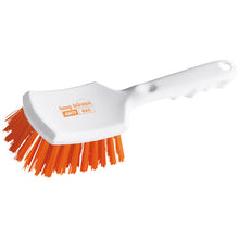 Haug Bürsten KG ANTI BAC Stielbürste aus weißem Kunststoff mit leicht gebogenem Griff und steifen orangefarbenen PBT-Borsten (ø 0,50 mm), die zum Schrubben abgewinkelt sind. Auf dem Bürstenkopf sind "ANTI BAC" und "Haug Bürsten" aufgedruckt. Größe: 260x72x35mm.