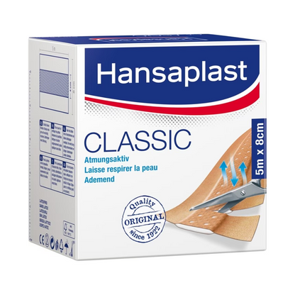 A box of Hansaplast Classic plasters from Beiersdorf AG in the dimensions 5 x 8 cm on a white-blue packaging with images of the plaster and a text description of its properties, including "ind".