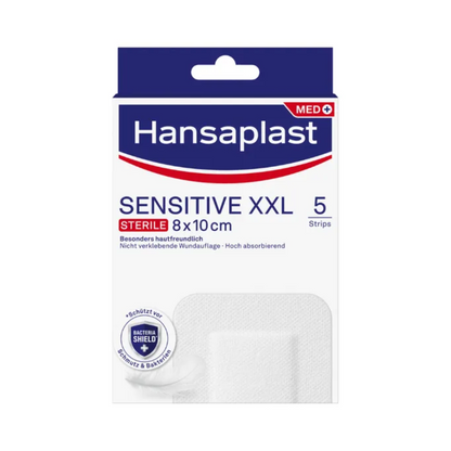 A box with Hansaplast Sensitive XL, sterile, particularly skin-friendly sterile strips measuring 8x10 cm. The box contains 5 strips and is characterized by special properties such as exceptional skin-friendliness and high absorbency. The packaging also bears the label "Bacterial Shield" and thus guarantees first-class wound care from Beiersdorf AG.