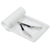 Der Auslaufartikel: Hartmann Klammerentferner 10 cm der Paul Hartmann AG liegt auf einem weißen Einwegtablett mit einem gerollten Papierblatt daneben, was auf die Verwendung im medizinischen oder manikürischen Bereich hinweist. (Verpackung: 1 Stück).