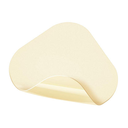 A single, beige, triangular Hartmann Hydrocoll® Classic Thin dressing from Paul Hartmann AG, sterile and individually sealed. One corner is slightly lifted to reveal the adhesive. Ideal for moist wound treatment. Simple white background.