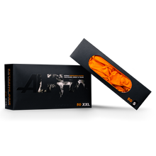 Eine schwarze ALPHA-Box der AMPri Handelsgesellschaft mbH enthält 50 XXL High Grip Nitril-Einmalhandschuhe in Orange. Die geöffnete Verpackung zeigt die leuchtend orangen Handschuhe, teilweise sichtbar durch ein transparentes Fenster.
