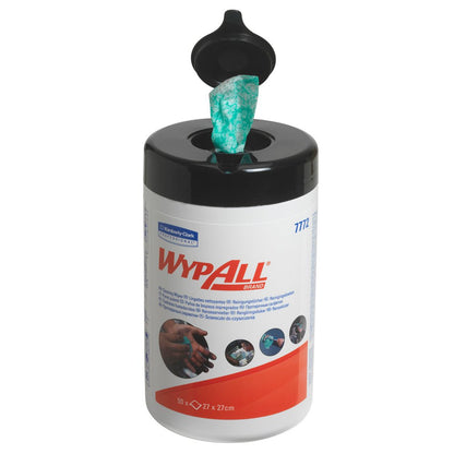 A cylindrical cup with WypAll® wipes from Kimberly-Clark GmbH with a black pop-top lid. A green wipe is partially pulled out. The label indicates high absorbency and reusability. Contains 6 tubs with 50 sheets each (carton, 6 buckets).