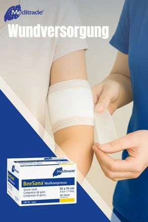 Ein medizinisches Bild, das eine Wundversorgung zeigt. Eine Person bekommt ein Pflaster auf den Oberarm angelegt, während eine zweite Person mit einer Mullkompresse in der Hand dabei hilft. Im Vordergrund ist eine Packung 'BeeSana Mullkompresse' zu sehen, die von der Marke Meditrade stammt. Der Text 'Wundversorgung' ist oben im Bild zu lesen.