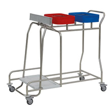 Der Novocal Edelstahl-Wäschesammler "Kompakt plus" Kombisammler, 2-fach: ein Edelstahlwagen mit vier Rädern und zwei farbcodierten Behältern - rot und blau - zur effizienten Wäsche- oder Abfalltrennung. Ideal für hygienisches Textilmanagement.