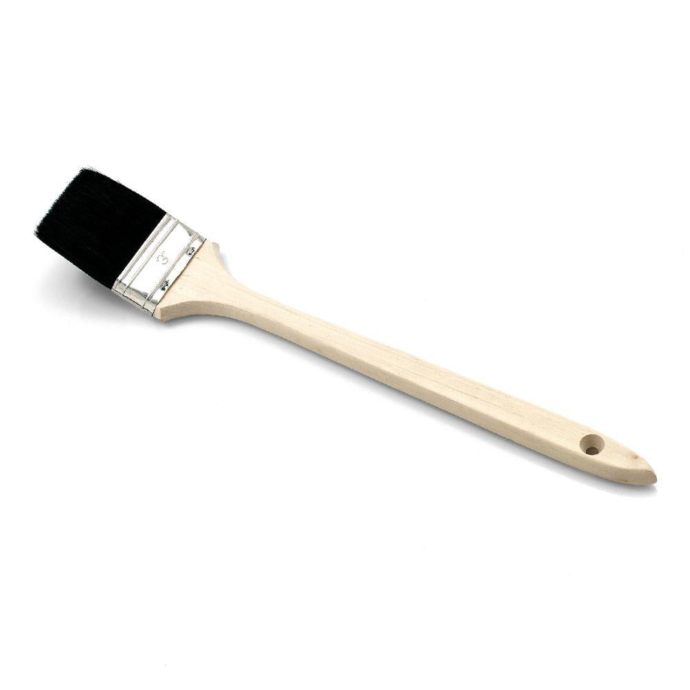 The Nölle Profi Brush facade brush features a long wooden handle, black natural bristles, a tinplate metal ferrule, and a hanging hole, thus offering professional quality. It is isolated on a white background.