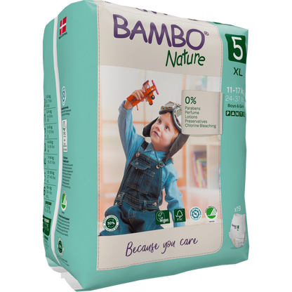 Eine Verpackung der Bambo Nature Pants von Abena Re-Seller GmbH, Größe 5 XL (11-17 kg), zeigt ein Kind in Latzhose mit einem Spielzeugflugzeug. Die umweltfreundliche Verpackung hebt die hautfreundlichen und umweltbewussten Eigenschaften hervor.