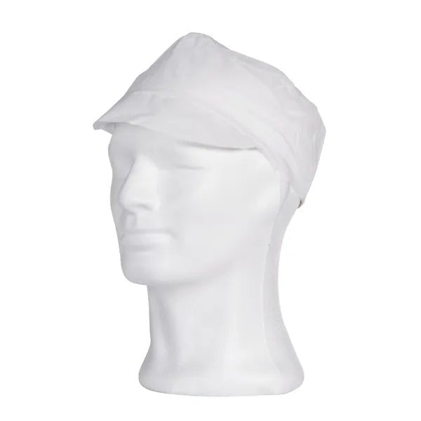A white AMPri PP cap with a visor (size M, box of 100 pieces) is shown on the head of a mannequin, ideal as a hygiene protection cap in food processing. The cap has a short, rounded brim and is depicted on a white background.
