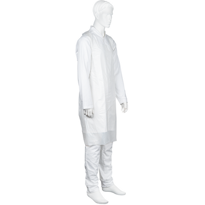 A white mannequin is wearing an Abena Re-Seller GmbH disposable apron, blocked, 75x125 cm, 18 my LDPE, white (50 pieces) over a white shirt, pants, and shoe covers in front of a solid white background.